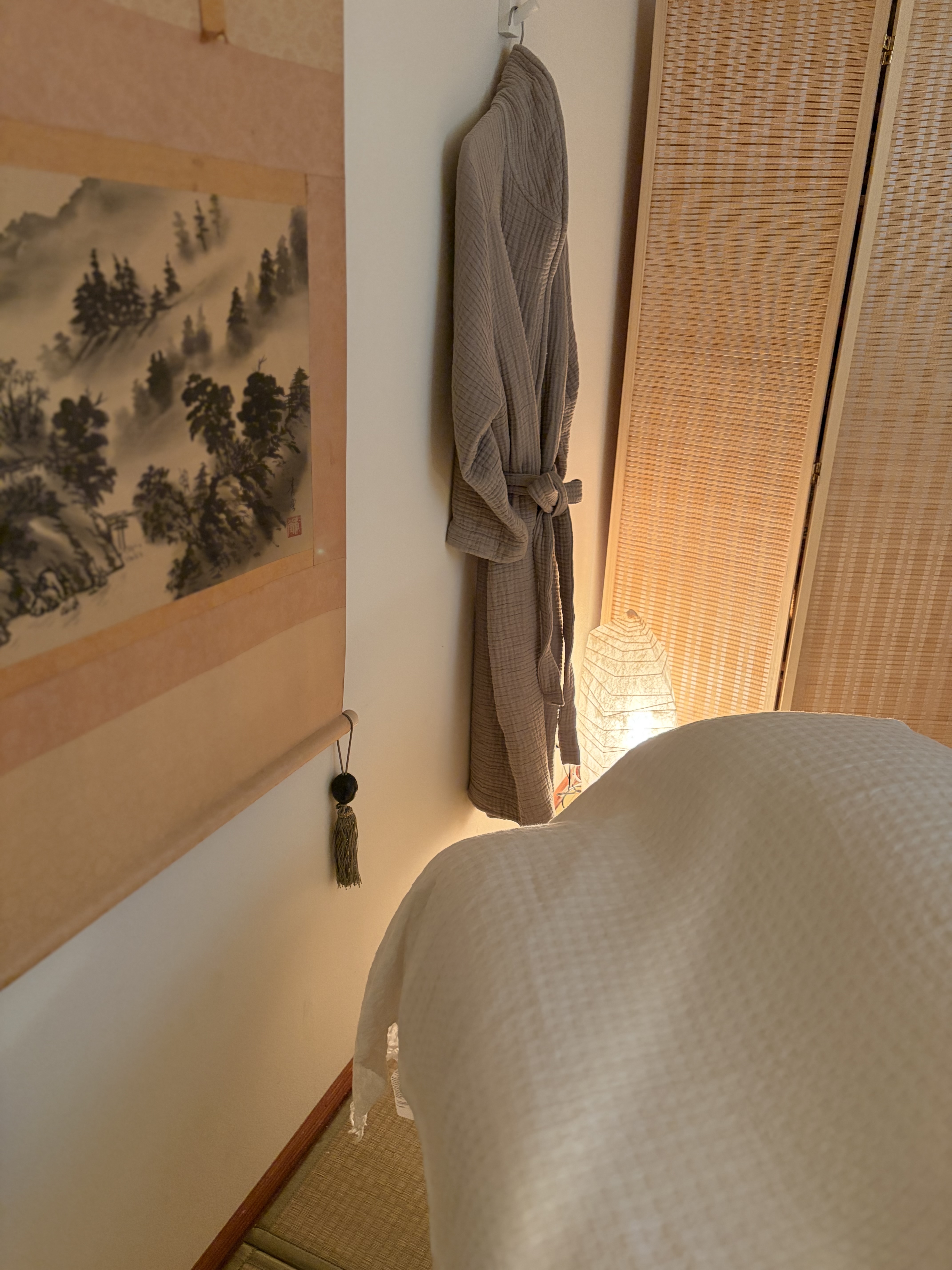 畳と自然素材を用いた灯-TOMORI-の施術室