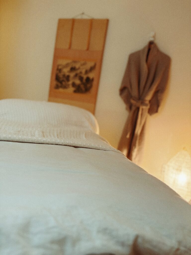 バスローブと白いリネン