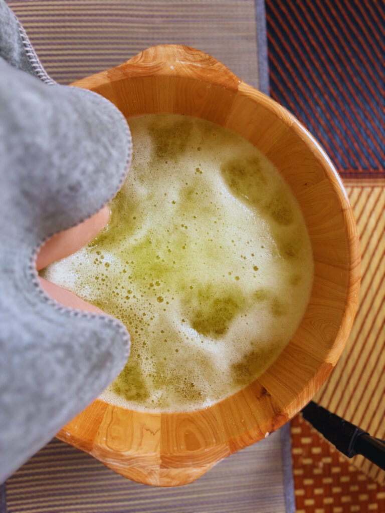 薬草と高濃度炭酸泉の足湯